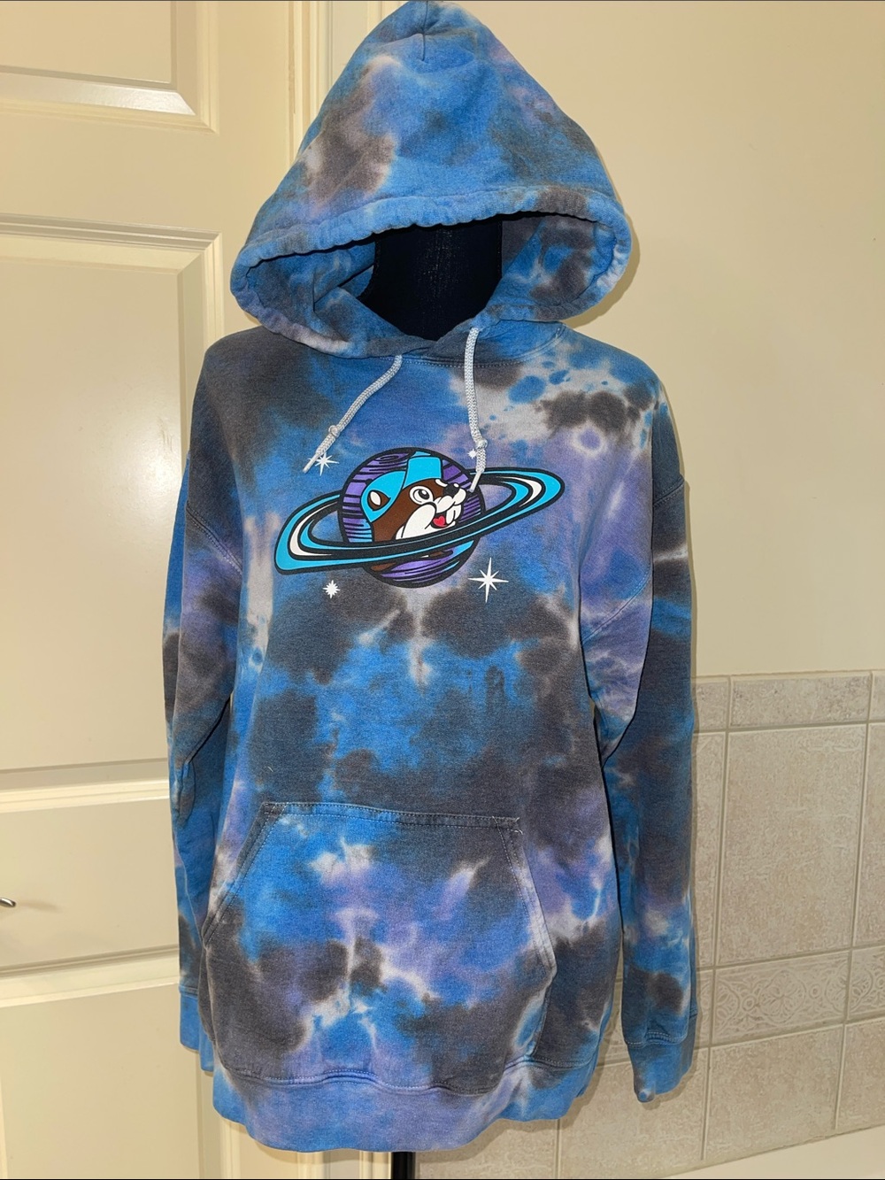 Buc-ee’s Blue Tie-Dye Graphic Medium Hoodie Sweatshirt